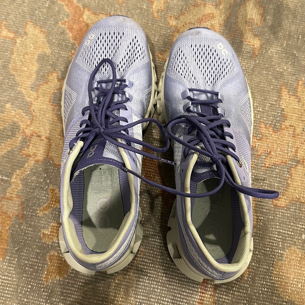 On cloud lilac women’s size 9